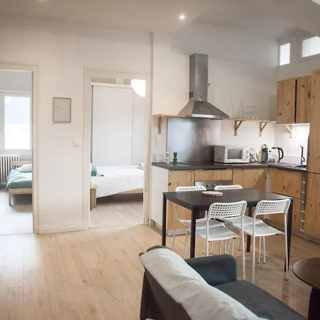 Newly Renovated Close To Shops Daire *