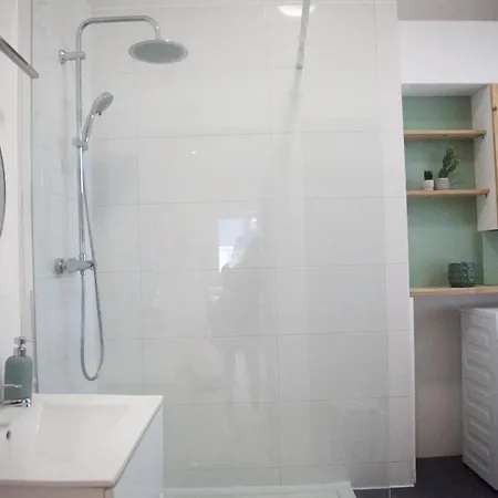 Newly Renovated Close To Shops Daire *