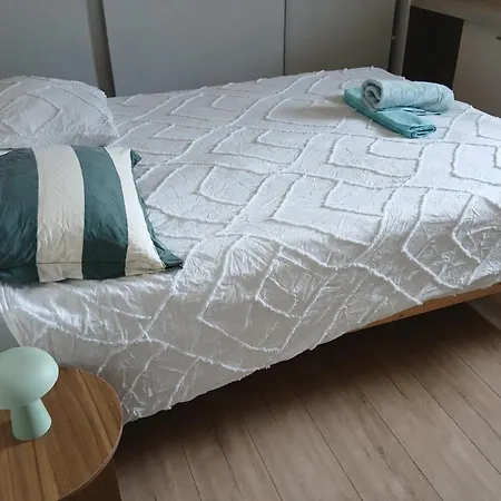 Newly Renovated Close To Shops Daire *